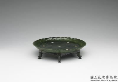 图片[2]-Jade plate with floral rim and feet, India-China Archive